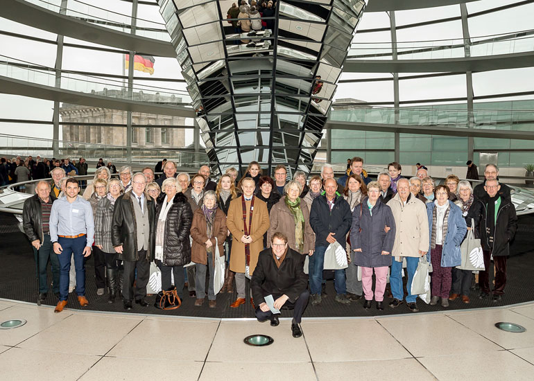 Gruppenfoto von der Gero-Storjohann Weihnachtstour unter der Reichstagskuppel.