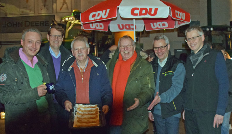 Viel los auf den Tannenbaumentsorgungs-Familienparties der CDU Sülfeld trotz Blitzeis - Bild