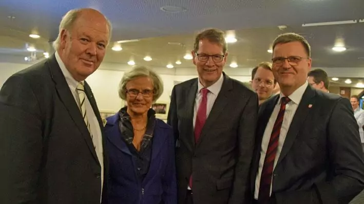 Politikprominenz und Bürger begrüßten in Norderstedt das neue Jahr - Foto Politikprominenz und Bürger begrüßten in Norderstedt das neue Jahr - Bild