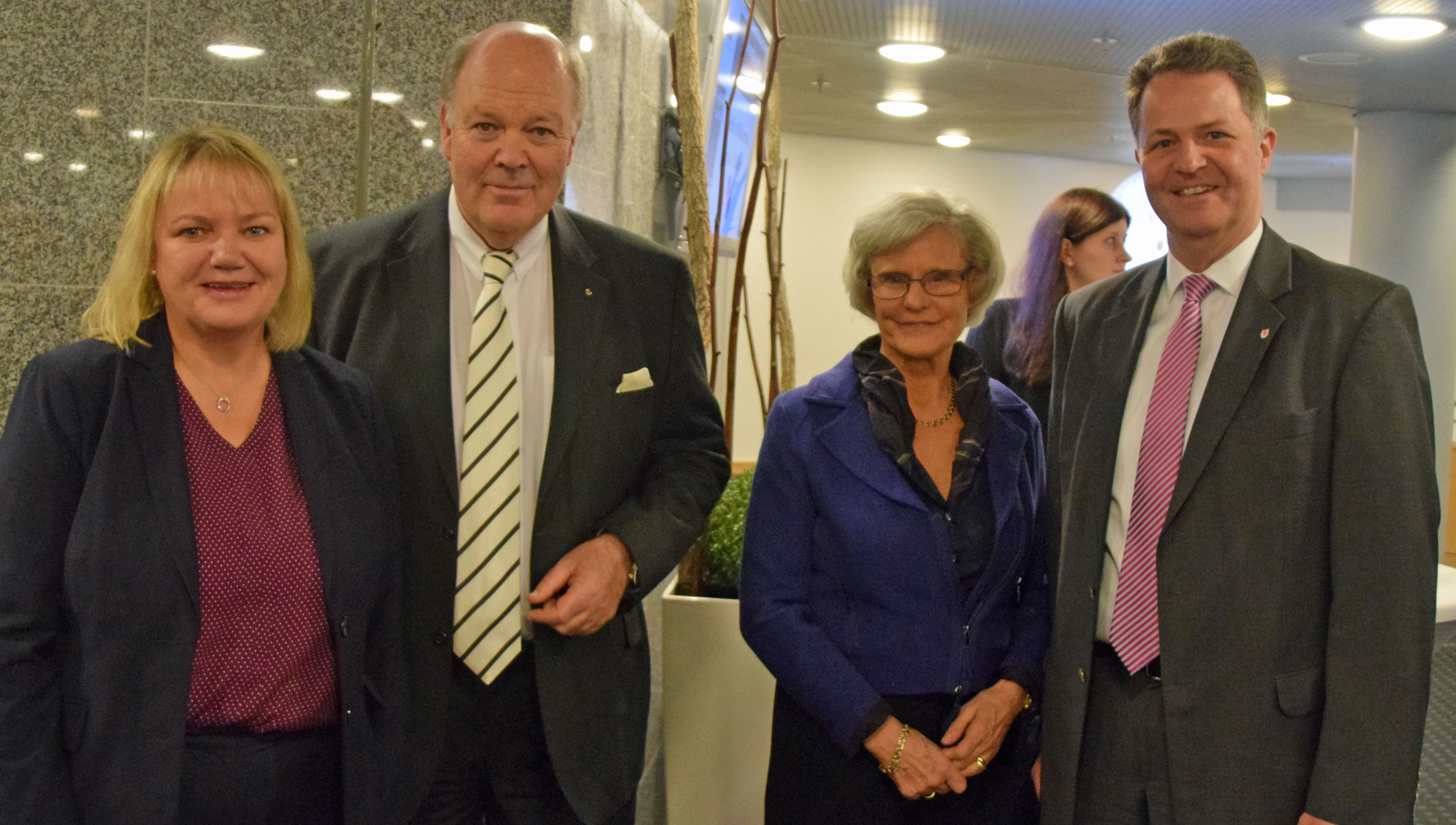 Politikprominenz und Bürger begrüßten in Norderstedt das neue Jahr - Foto Politikprominenz und Bürger begrüßten in Norderstedt das neue Jahr - Bild