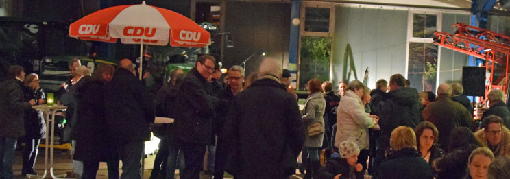 Viel los auf den Tannenbaumentsorgungs-Familienparties der CDU Sülfeld trotz Blitzeis - Bild