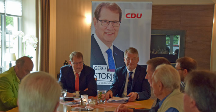 Gero Storjohann und Reimer Boege im Gespräch mit Landwirten - Foto Gero Storjohann und Reimer Boege im Gespräch mit Landwirten - Bild