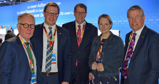 Applaus von den Segeberger Delegierten für Angela Merkel auf dem CDU Bundesparteitag - Foto Applaus von den Segeberger Delegierten für Angela Merkel auf dem CDU Bundesparteitag - Bild