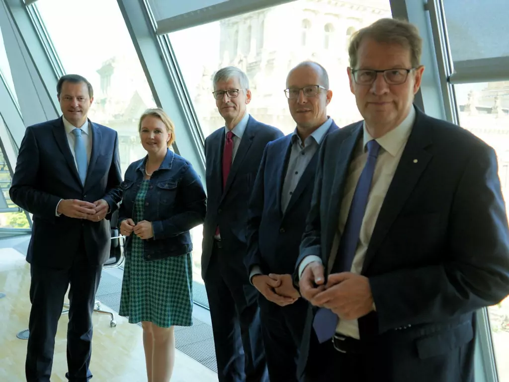 Arbeitskreis Küste der CDU/CSU-Bundestagsfraktion informiert sich über aktuelle Entwicklungen der Reedereibranche - Bild