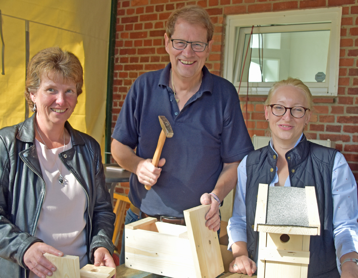 Waffelalarm, Seifenblasen und Bundesnistkastenbau auf dem CDU Herbstmarkt in Leezen - Foto Waffelalarm, Seifenblasen und Bundesnistkastenbau auf dem CDU Herbstmarkt in Leezen - Bild
