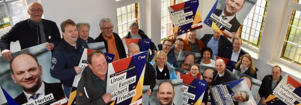 Erfolgreicher CDU-Wahlkampf-Start mit Niclas Herbst, Bockwurst und Bier - Foto Erfolgreicher CDU-Wahlkampf-Start mit Niclas Herbst, Bockwurst und Bier - Bild