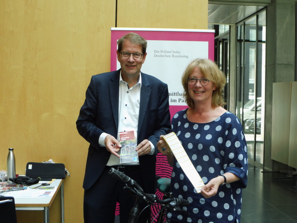 Gero Storjohann initiiert Fahrradcodierungsaktion im Deutschen Bundestag - Foto Gero Storjohann initiiert Fahrradcodierungsaktion im Deutschen Bundestag - Bild