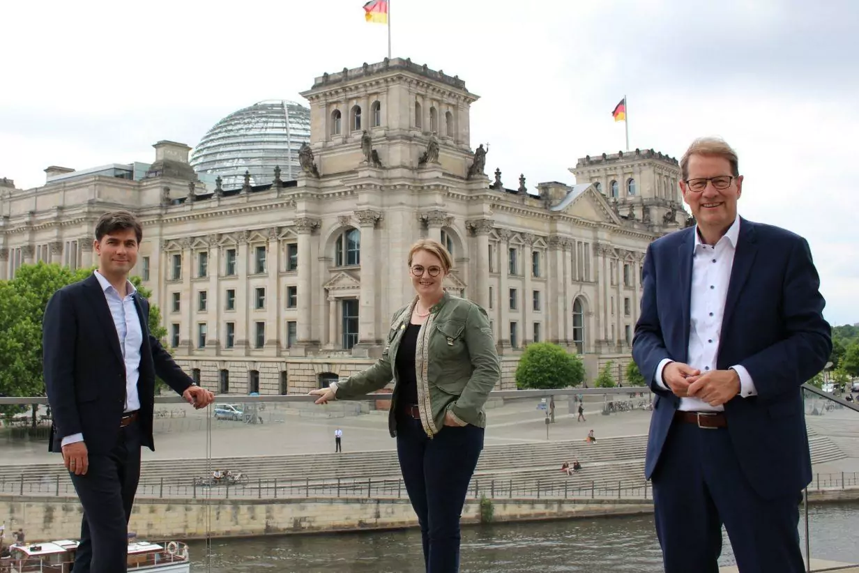 Gero Storjohann gratuliert Mark Helfrich zur erneuten Bundestagskandidatur - Bild