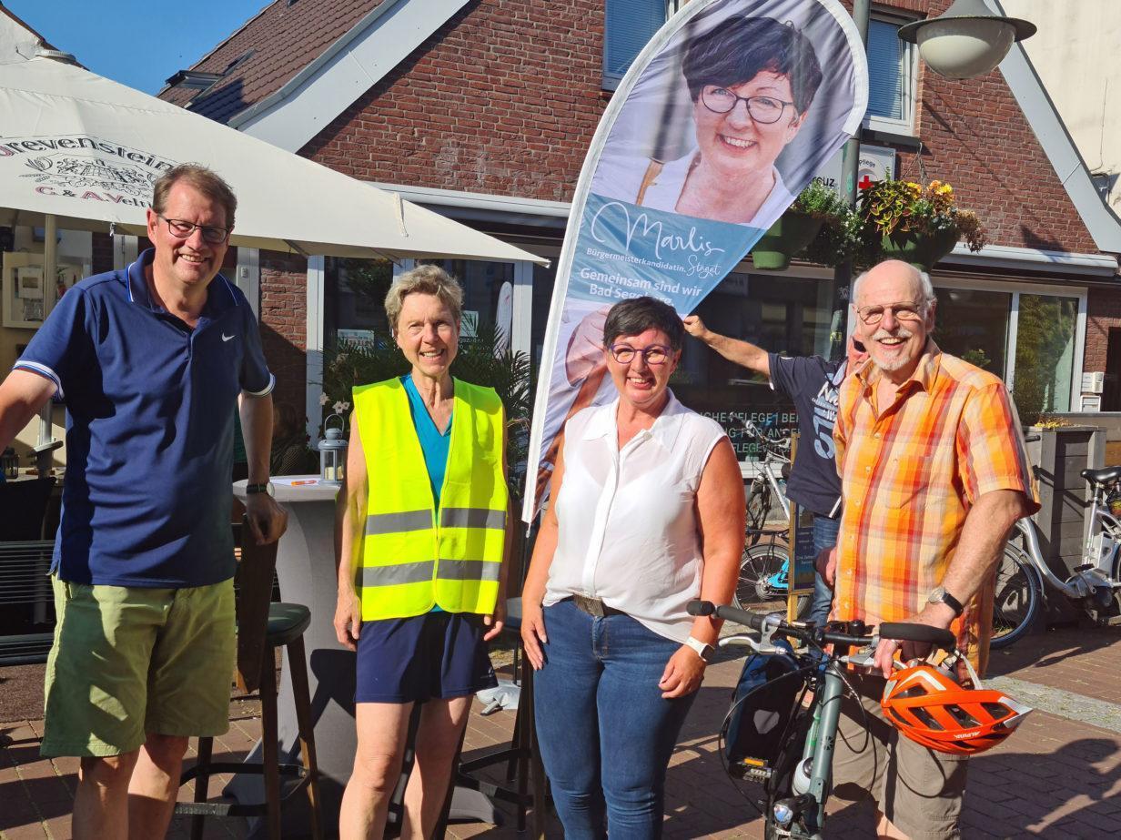 Gero Storjohann unterstützt Marlis Stagat bei Fahrradaktion - Bild