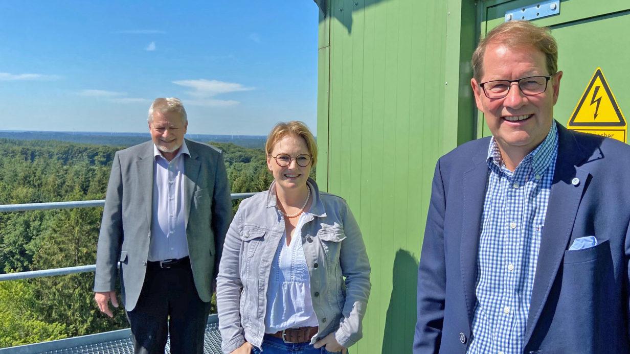 Melanie Bernstein und Gero Storjohann auf dem Wetterradarturm in Boostedt - Bild