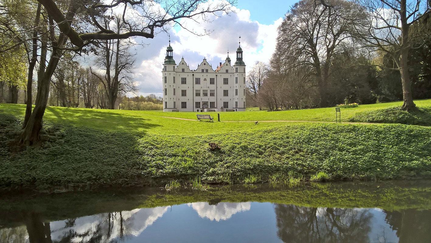 Ostern am Ahrensburger Schloss und im Park um das Haus der Natur - Bild