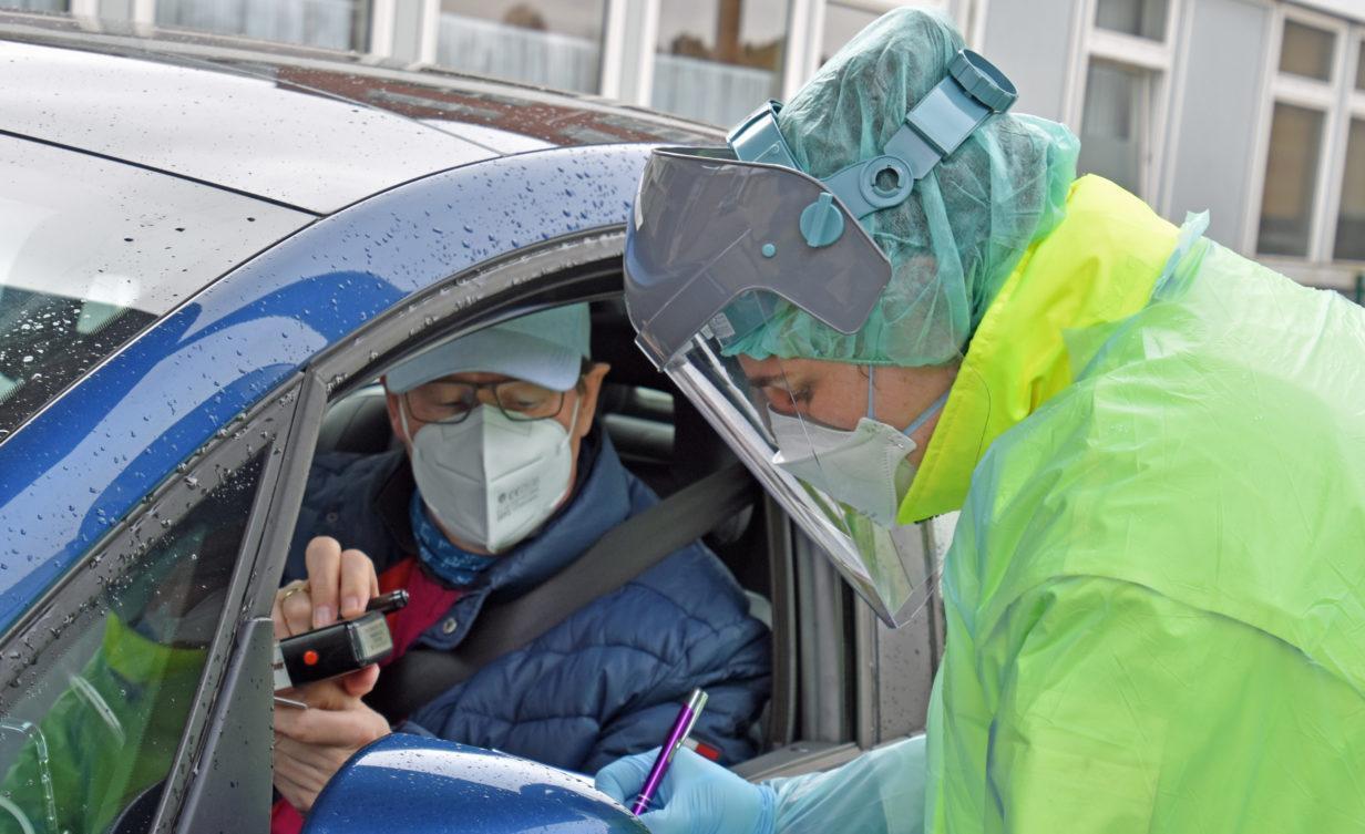 Gero Storjohann beim Corona Schnelltest in Borstel - Bild