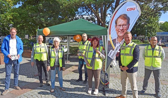 Gero Storjohann am Infostand  in Trappenkamp - Bild