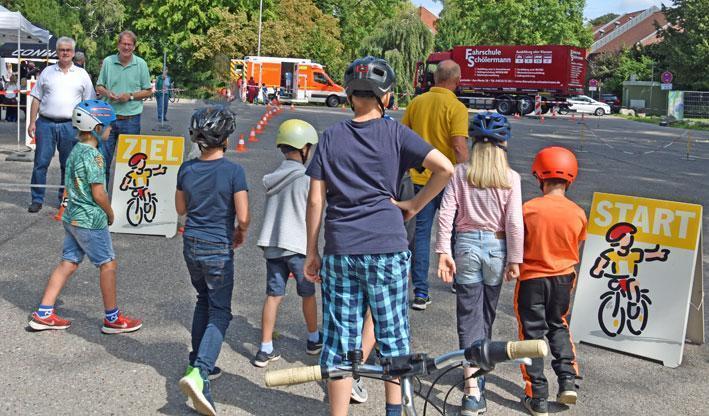 Gero Storjohann beim Fahrrad Sicherheits-Training für Jugendliche - Foto Gero Storjohann beim Fahrrad Sicherheits-Training für Jugendliche - Bild