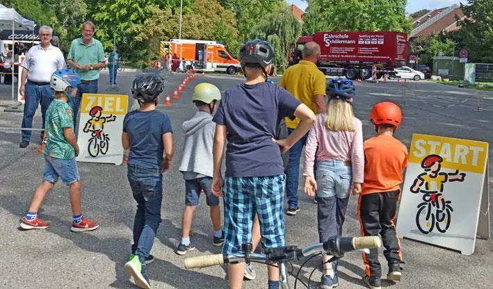 Gero Storjohann beim Fahrrad Sicherheits-Training für Jugendliche - Foto Gero Storjohann beim Fahrrad Sicherheits-Training für Jugendliche - Bild