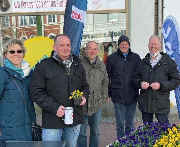 Lasst Blumen sprechen – Erfolgreiche überparteiliche Aktion in Bad Segeberg - Bild