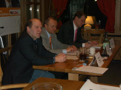 Am Vorstandstisch: CDU-Fraktionsvorsitzender Eckhard Harder, CDU-Ortsvorsitzender Jürgen Lamp und Gero Storjohann MdB