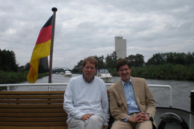 Der Landesgruppenvorsitzende Dr. Ole Schröder und sein Stellvertreter Gero Storjohann auf dem Achterdeck des WIESEL.