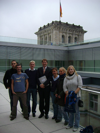 Der CDU-Bundestagsabgeordnete Gero Storjohann mit Mitgliedern der Jungen Union Stormarn im Reichstagsgebäude in Berlin