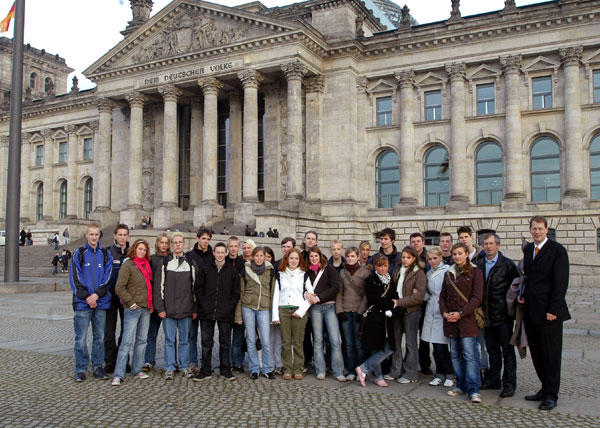 Foto: Die Schüler des Lessing-Gymnasiums Norderstedts mit dem Bundestagsabgeordneten Gero Storjohann vor dem Reichstagsgebäude in Berlin.