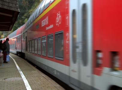 Bahnhofsmodernisierung für Kunden und die Konjunktur (Rainer Sturm_pixelio)