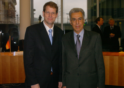 Foto: Gero Storjohann MdB, stellvertretender Vorsitzender des Bundestagspetitionsausschusses mit dem Europäischen Bürgerbeauftragten P. Nikiforos Diamandourus im Paul-Löbe-Haus des Deutschen Bundestages in Berlin