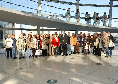 Foto: Die Senioren Union Tangstedt mit dem CDU-Bundestagsabgeordneten Gero Storjohann in der Glaskuppel des Reichstagsgebäudes in Berlin