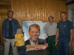 v.l.n.r.: Frank Ahlers, Mareike Lamp, Eckhard Harder und Jürgen Lamp präsentieren das Plakat von Gero Storjohann zur Bundestagswahl.