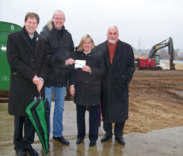 Baustellenbesichtigung im strömenden Regen: (vl.)Gero Storjohann (CDU-Bundestagsabgeordneter), Kai Jörg Evers (Geschäftsführer Landesgartenschau 2011), Katja Rathje-Hoffmann (Vorsitzende im Ausschuss Bauen und Planen im Segeberger Kreistag) und Günther Nicolai (CDU-Fraktionsvorsitzender in der Norderstedter Stadtvertretung).