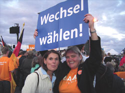 Begeistert von Angela Merkel in Kiel: Maren Storjohann (Gemeindevertreterin und Ehefrau von Gero Storjohann) und die CDU-Kreistagsabgeordnete Katja Rathje-Hoffmann (rechts).