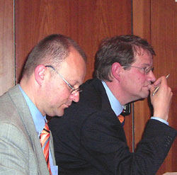 Ein guter Redner muss auch interessiert zuhören können: Jürgen Lamp (CDU-Ortsvorsitzender in Tangstedt) und der CDU-Bundestagsabgeordnete Gero Storjohann (hinten).
