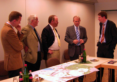 Vl.:Axel Bernstein MdL, Wittenborns Bürgermeister Gert Petzold, Landrat Georg Gorrissen, Minister Dietrich Austermann und Gero Storjohann MdB.