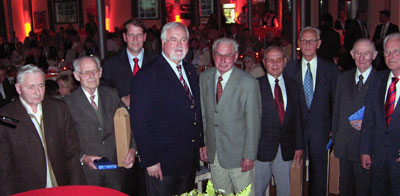 Vlnr.: Carl-Heinrich Krüger (Großenaspe – 58 Jahre CDU), Ernst Gülck (Wakendorf II – 59 Jahre CDU),  Gero Storjohann MdB (CDU-Kreisverbandsvorsitzender), Peter Harry Carstensen (Ministerpräsident und Vorsitzender des CDU-Landesverbandes Schleswig-Holstein), Johann Orth (Ellerau – 51 Jahre CDU), Emil Schmelow  (Ellerau – 51 Jahre CDU), Horst Schulz (Trappenkamp – 50 Jahre CDU), Herbert Wolf (Kaltenkirchen – 58 Jahre CDU), Kurt Böge (CDU-Kreisverbandsvorsitzender von 1985-1987, Hasenmoor – 51 Jahre CDU).