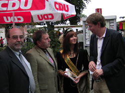 Michael Jordt (CDU-Ortsvorsitzender in Kaltenkirchen), Bernd Dannemann (Bürgermeister von Putlitz), Nadine Gerloff (Burgfräulein von Putlitz 2006/2007) und Gero Storjohann MdB