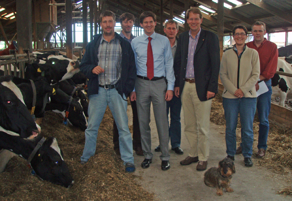 (Vlnr.) Christian Fölster (Landesteamleiter des BDM), Detlef Stolten (Landwirt), Dr. Ole Schröder MdB (Vorsitzender der Landesgruppe Schleswig-Holstein der CDU/CSU-Bundestagsfraktion), Volker Humfeld (Landwirt), Gero Storjohann MdB (stv. Vorsitzender der Landesgruppe Schleswig-Holstein der CDU/CSU-Bundestagsfraktion), Kirsten Wosnitza (BDM) und Gert-Matthias Albertsen (BDM), vorn: Dackel Willi (Hofhund auf dem Hof Fölster).