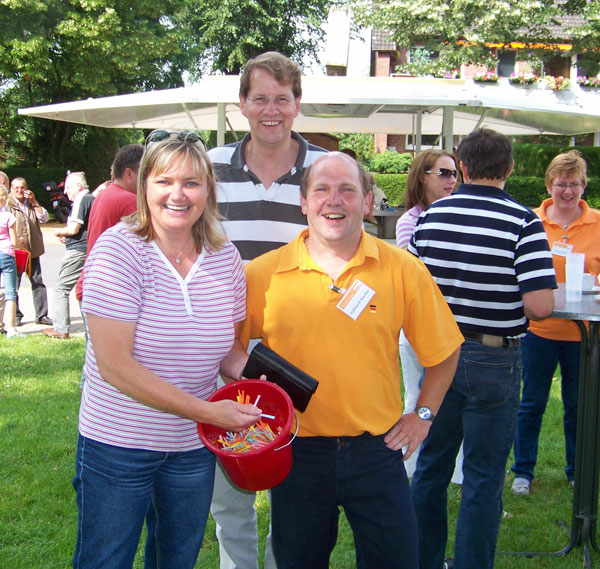 Gewinne, Gewinne: Losverkäuferin und Landtagskandidatin Katja-Rathje Hoffman, Gero Storjohann MdB und Tangstedts CDU-Vorsitzender Eckhard Harder auf dem Sommerfest am Dorfplatz (von links).