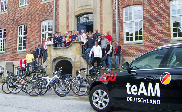 Storjohann MdB (vorn rechts) und die 40 Radfahrfreunde auf der Treppe zum Herrenhaus in Borstel.
