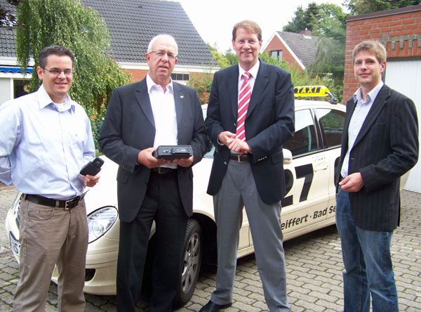 (vlnr.) Markus Seiffert (Taxiunternehmer in Bad Segeberg), Thomas Grätz (Geschäftsführer Deutscher Taxi- und Mietwagenverband  E.V.),  Gero Storjohann (CDU-Verkehrssicherheitsexperte im Deutschen Bundestag) und Udo Schüppel (Dipl.-Psychologe der Fa. Fahrzeugsystemdaten GmbH).