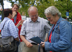 Gero Storjohann am Stand in Norderstedt (Foto: Copyright OSWALDPRESS)