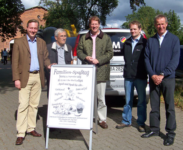 (Vlnr.) Dr. Axel Bernstein MdL, Bürgermeister Rolf Studt, Gero Storjohann MdB, Fahrenkrugs stellvertretender CDU-Ortsvorsitzender Gert Böttger und Fahrenkrugs CDU-Ortsvorsitzender Christian Spahr.