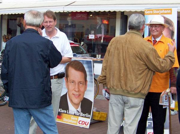 Ein Wahlstand voller Erinnerungen: Der CDU-Bundestagsabgeordnete Gero Storjohann links und Dr. Jürgen Dolling im Gespräch mit Bad Segeberger Bürgern.