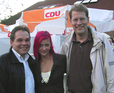 (VL.) Dieter Grimm (Sänger), Vivian (Sängerin) und der Bundestagsabgeordnete Gero Storjohann wirkten ohne Gage  mit beim Naher Dorffest.