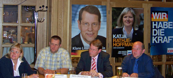 (vlnr.): Katja Rathje-Hoffmann (Landtagskandidatin im Wahlkreis Norderstedt), Jens Kleinschmidt (stv. Vorsitzender der CDU Tangstedt), Gero Storjohann MdB und Eckhard Harder (Vorsitzender der CDU Tangstedt).