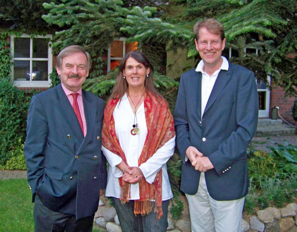 Dirk Fischer, Maren und Gero Storjohann in der Wahlkampfpause vor dem Haus  von Familie Storjohann in Seth.