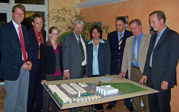 Vor dem Modell des geplanten Wohnmobil-Parks in Nahe (vlnr.): Gero Storjohann (CDU Bundestagsabgeordneter), Marcel Jenkner-Dittmann, Nadja Pohlmann, Frank und Birgit Reimers, Joachim Herrmann (Vorsitzender im Bau- und Planungsausschuss der Gemeinde Nahe), Bürgermeister Ortwin Peters und der Landtagsabgeordnete Dr. Axel Bernstein (CDU).