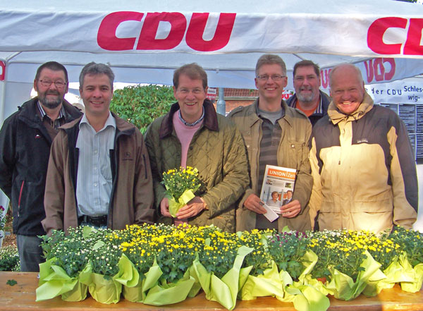 Gero Storjohann mit Parteifreunden am Stand in Sülfeld.