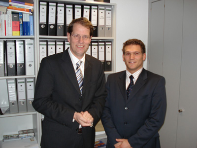 Der CDU-Bundestagsabgeordnete Gero Storjohann mit seinem Praktikanten Markus Becker aus Bornhöved im Abgeordnetenbüro in Berlin