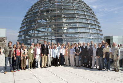 Foto: Der CDU-Bundestagsabgeordnete Gero Storjohann mit seiner Besuchergruppe vor der Kuppel des Reichstagsgebäudes in Berlin