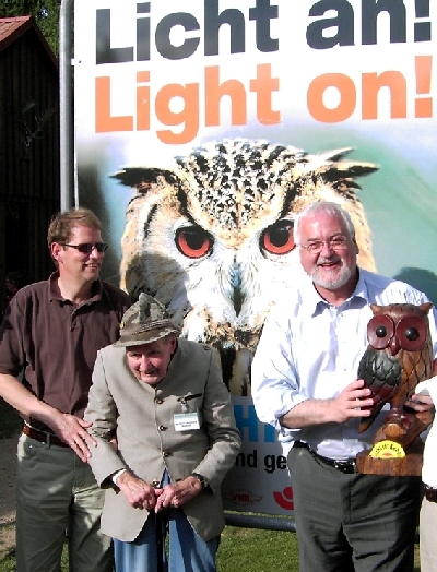 Unterstützen das Tagfahrlicht (v.r.n.l.): Ministerpräsident Peter Harry Carstensen und der Gründer des Segeberger Wildparks Eekholt Dr. Hans-Heinrich Hatlapa mit Gero Storjohann MdB vor einem Plakat der Aktion 