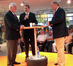 Ministerpräsident Peter Harry Carstensen (links) und Norderstedts Oberbürgermeister Hans Joachim Grote (rechts) im Talk mit dem Bundestagsabgeordneten Gero Storjohann